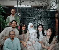 Cantik Paripurna di Hari Raya, 7 Potret Detail Fashion Lebaran Mewah Nagita Slavina - Harga 'Sandal Kaca Gigirella' Bikin Pejuang UMR Elus Dada