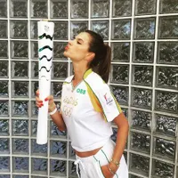 Cantiknya Alessandra Ambrosio si Pembawa Obor Olimpiade Rio 2016