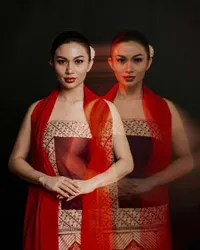 Cantiknya Ariel Tatum Berbusana Sentuhan Tradisional Indonesia, Auranya Terpancar