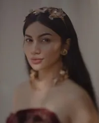 Cantiknya Ariel Tatum Jalani Pemotretan dengan Kain Tenun Khas Bali, Disebut Bak Bidadari Turun dari Kayangan
