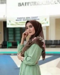 Cantiknya Awet, 10 Potret Kabar Terbaru Pedangdut Nini Carlina yang Tetap Modis Meski tak Lagi Muda