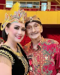 Cantiknya Awet, Potret Anggun Ira Wibowo di Pentas Tari Jawa - Bahagia Disaksikan Sang Ayah yang Berusia 93 Tahun