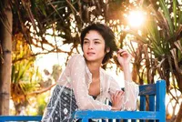 Cantiknya Mariana Renata di Bawah Terik Matahari Sumba Barat