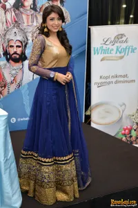 Cantiknya Neha Sargam Berbalut Sari Biru Emas, Super Mempesona!