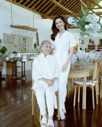 Cantiknya Nurun, Simak 9 Potret Selebriti Bareng Sang nenek Tercinta yang Disorot Netizen