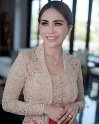 Cantiknya Paripurna, 10 Potret Momo Geisha Hadiri Tedak Siten Keluarga Suami - Bak Barbie Hidup Pakai Kebaya