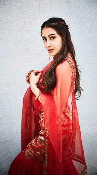 Cantiknya Sara Ali Khan, Anak Tiri Kareena Kapoor Yang Baru Debut