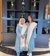 Cantiknya Turun-Temurun, 8 Potret Kedekatan Dewi Perssik Dengan Sang Ibunda