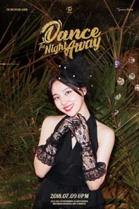 Cantiknya TWICE Saat Pakai Gaun di Pantai, Berkilau Kala Malam
