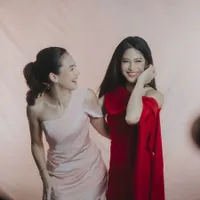 Cantiknya Unreal! 8 Potret Dian Sastro dan Pevita Pearce Saat Terlibat Dalam Projek yang Sama