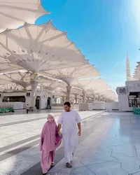 Cantiknya Yaya Anak Ririn Ekawati Pakai Jilbab saat Umrah