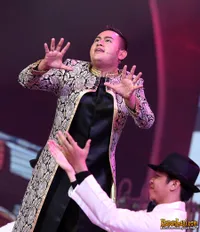 Super Kocak! Intip Deh Gaya Nassar di Atas Panggung Ini