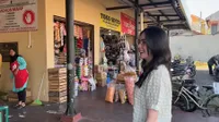 Cara Healing Arumi Bachsin Belanja ke Pasar Tradisional, Ikut Ajak Sang Ibu
