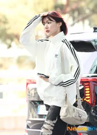 Carmen Hearts2Hearts Tetap Cantik Meski Rambut Berantakan di Bandara