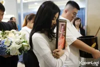 Cerita Sarwendah Peluk Foto Ayah Saat Kremasi, Akui Bukan Hal yang Mudah