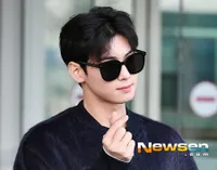 Cha Eun Woo Kece Pakai Kacamata Hitam di Bandara Menuju Hongkong