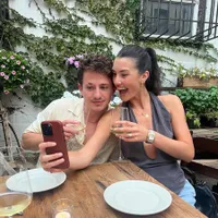 Charlie Puth Resmi Tunangan dengan Teman Masa Kecilnya, Pamer Cincin Berlian Mewah di Instagram