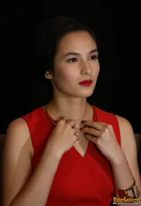 Chelsea Islan Sampai Kimberly, Cantik di Premier 'MERRY RIANA'