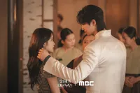 Chemistry Manis IU and Byeon Woo Seok di Still Cut Terbaru Drama Korea 'PERFECT CROWN'