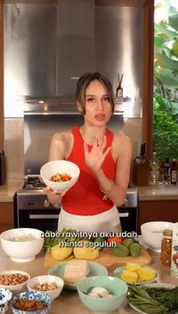 Cinta Laura Masak Gado-Gado, Alami Drama Bikin Lontong Bungkus Plastik