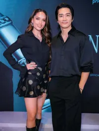 Cinta Laura Foto Bareng Song Seung Heon, Senyum Ganteng Sang Aktor Bikin Salfok