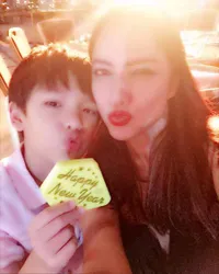 Cium dan Peluk Tia Ivanka Untuk Putra Bule Gantengnya, Mesra!
