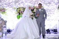 Cium Hingga Suap-Suapan, Angel Lelga & Vicky Mesra di Resepsi