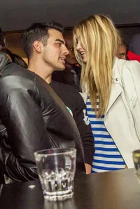 Cium Hingga Tatapan Mesra, Joe Jonas & Gigi Hadid Dimabuk Cinta