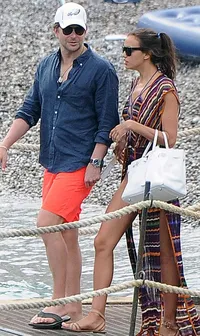 Cium Leher - Mandi Bareng, Ini Liburan Cinta Ala Bradley & Irina