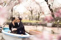 Cium Mesra di Bawah Hujan Bunga Sakura, Yuanita & Suami Romantis!