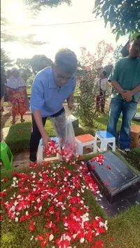 Cium Nisan, Potret Ruben Onsu Ziarah ke Makam Olga Syahputra dan Julia Perez Untuk Berdoa