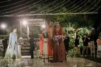 Cium Suami di Depan Kiwil, Ini 8 Potret Mesra Eva Belisima dan Janu yang Disorot Netizen: Kiwil Ngiler