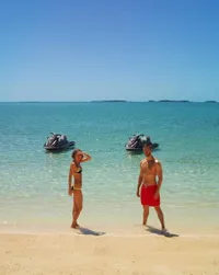Ciuman Sampai Pakai Bikini, Taylor Swift & Calvin Mesra di Pantai