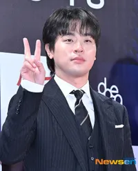 Close Up Kegantengan Aktor Korea di Red Carpet Blue Dragon Film Awards 2023, dari Jo In Sung, Song Joong Ki, Sampai Kim Seon Ho