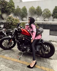 Cool Mom Abis, Intip 9 Potret Olla Ramlan Naik Moge - Badass Banget dan Kaki Kurusnya Jadi Sorotan