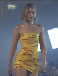 Cosplay Jadi Paket, 8 Potret Penampilan Gigi Hadid di Paris Fashion Week 2024 - Pakai Mini Dress dari Selotip