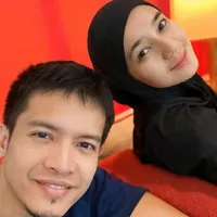 Couple Goal Sejati! Ini 8 Potret Dimas Seto dan Dhini Aminarti yang Bahagia Syuting Bareng - Punya Tips Dapat Pahala Double