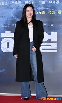 Couple Goals! 8 Potret Son Ye Jin Hadiri Premiere Film 'HARBIN' - Dukung Karya Terbaru Hyun Bin