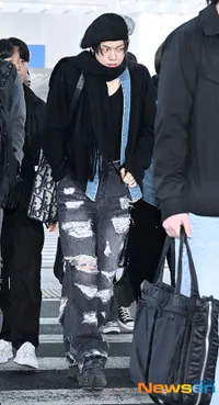 Cowok HYBE di Bandara Menuju Indonesia, TXT Tampil Santai - Member ENHYPEN Ada yang Kayak Pangeran