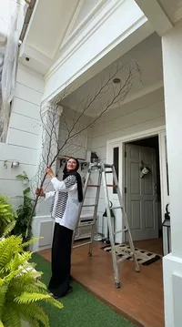 Sedang Panas dan Hujan, Potret Rumah Natalie Sarah yang Terlihat Indah Disulap Jadi Ala Musim Gugur