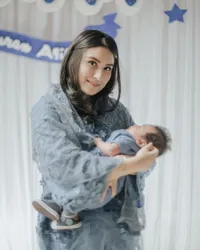 Curhat Angbeen Rishi Soal Anak, Pengen Bisa Pakai Baju Kembar Sampai Nangis Soal Sabun