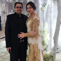 Cut Keke Cantik Berbalut Kebaya Emas di Nikahan Chelsea Olivia