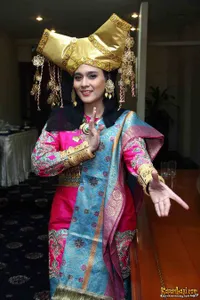 Cantik - Ine Febriyanti Kenakan Busana Minang di Padusi