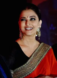 Cantiknya Aishwarya Rai Saat Pakai Baju Tradisional India