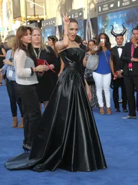 Cantiknya Angelina Jolie Tampil Gotik di Premiere MALEFICENT