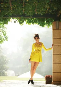 Cantiknya Anushka Sharma Dalam Nuansa Kuning Yang Menggoda