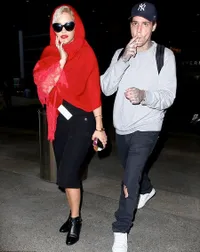 Cantiknya Gaya Rita Ora Saat Pakai Kerudung