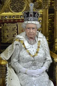 Cantiknya Mahkota Ratu Elizabeth II