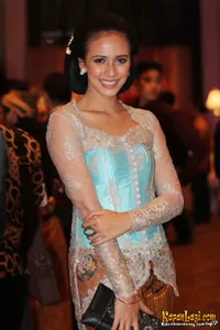 Cantiknya Nadine Alexandra Saat Berkebaya