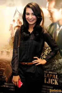 Cantiknya Para Selebritis Dalam Dress Serba Hitam